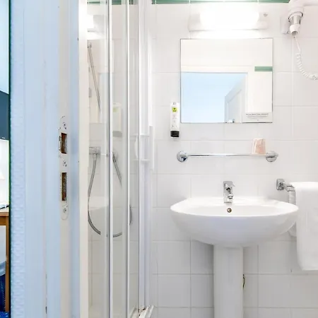 Val Flores Logis מלון